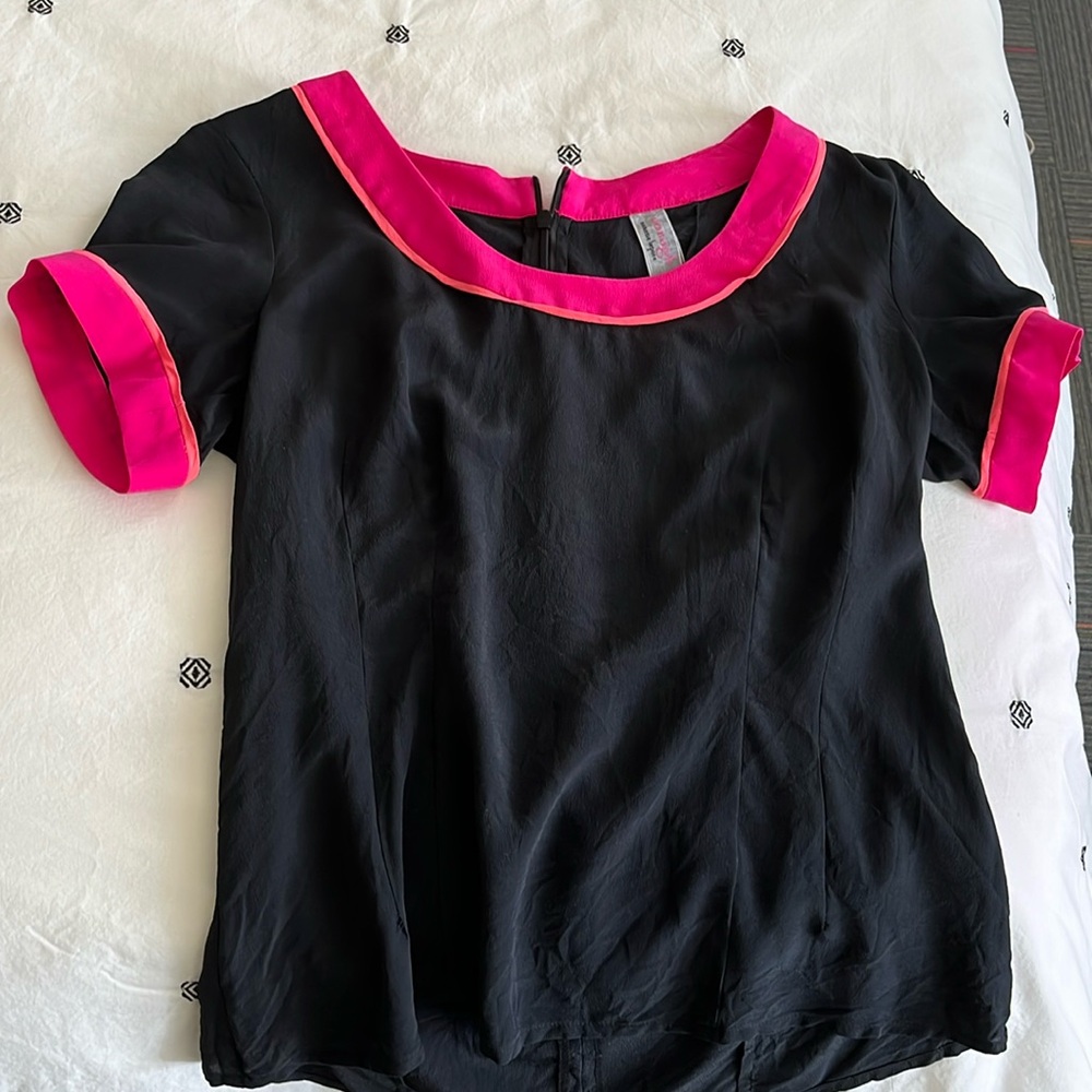 OONAGH by NANETTE LEPORE Black Pink 100% Silk Short Sleeve Blouse Size 4
